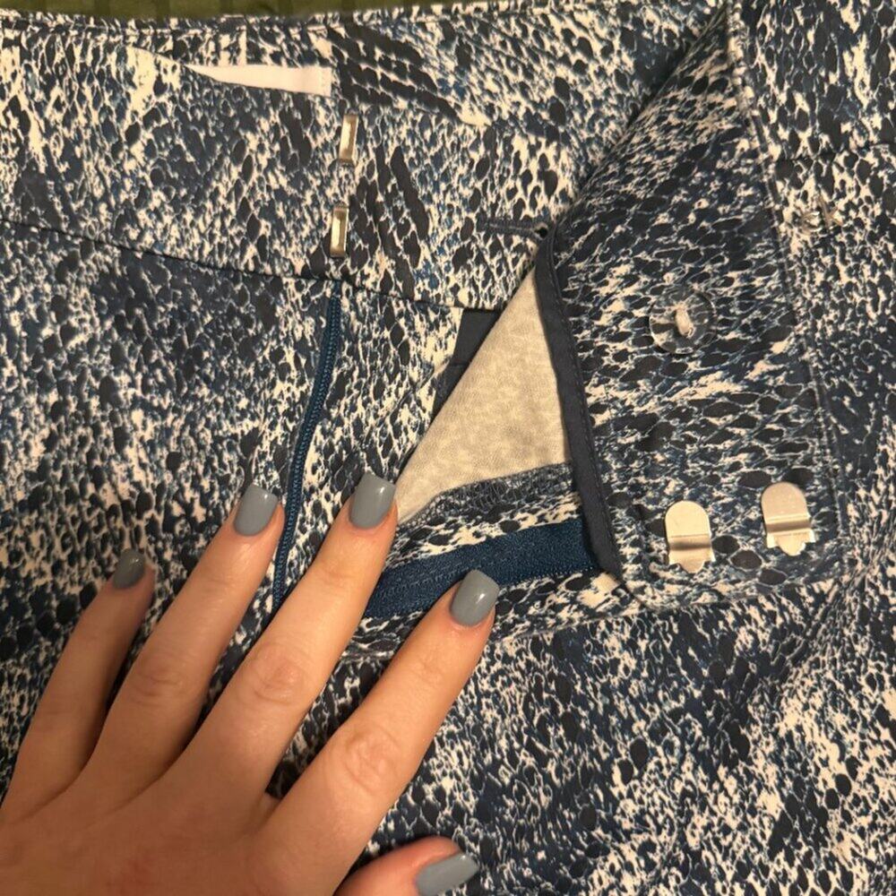 Calvin Klein Women's Blue and White Snake Print Shorts - Size 14 - Picture 6 of 8